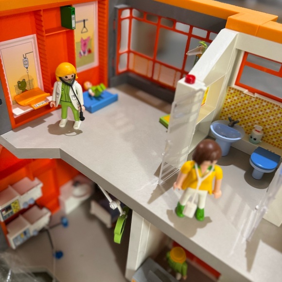 Playmobil Hospital, Ambulance, Playground, Pool Outdoors, and tons extras - Picture 6 of 15